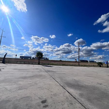 Oyo Garden Inn And Suites Pearsall I-35 East Экстерьер фото