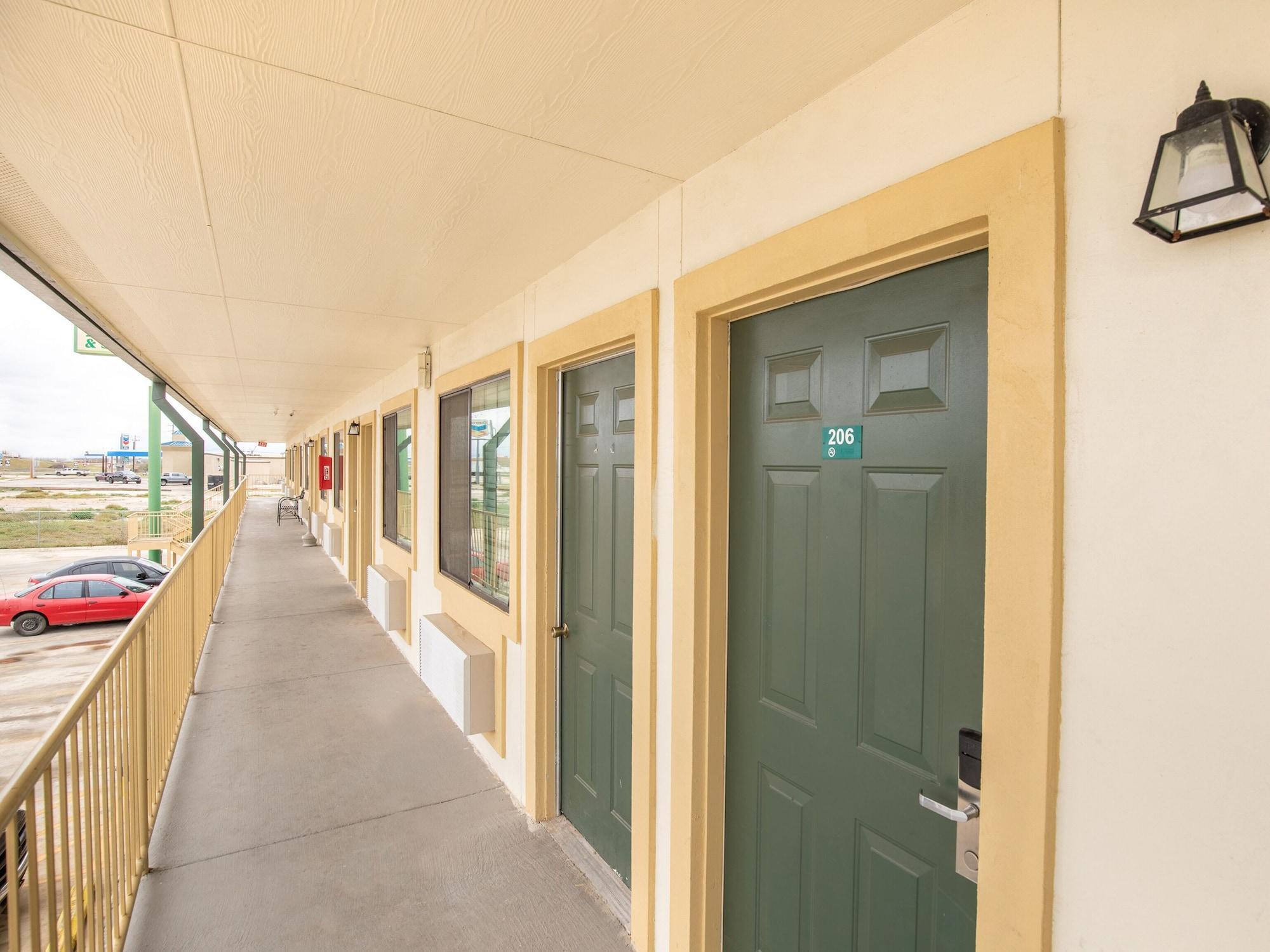 Oyo Garden Inn And Suites Pearsall I-35 East Экстерьер фото
