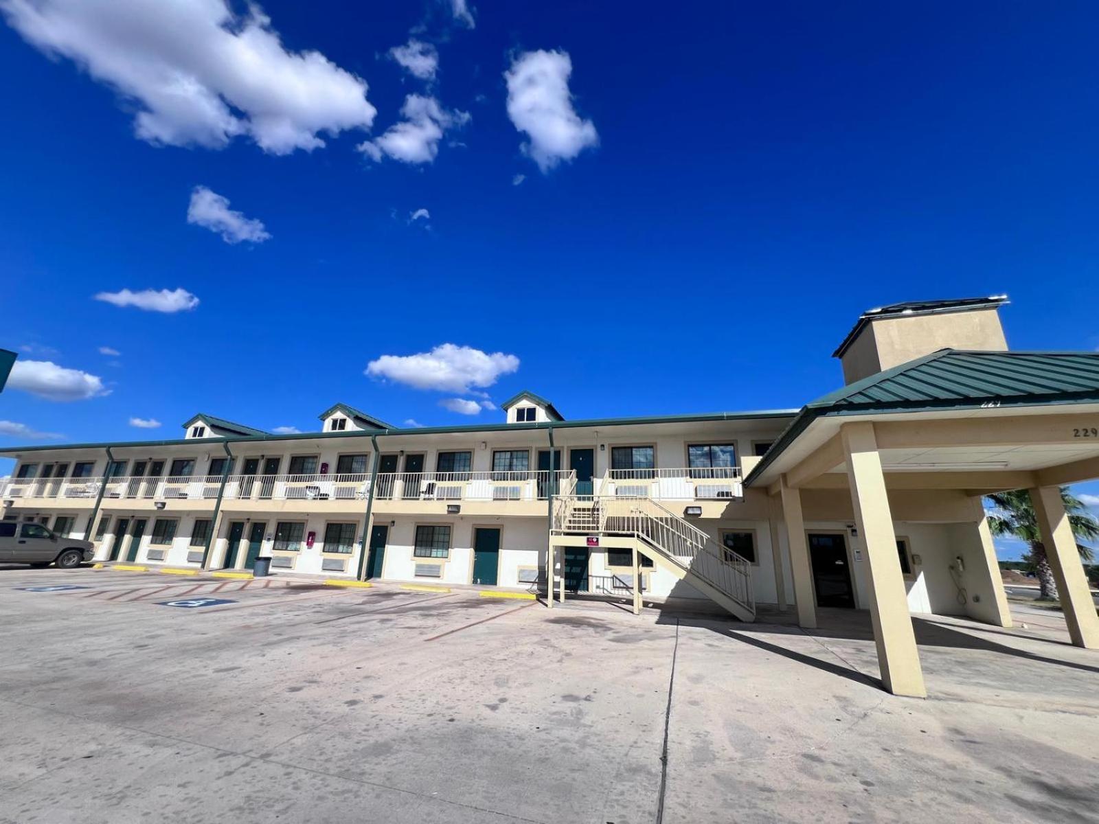 Oyo Garden Inn And Suites Pearsall I-35 East Экстерьер фото